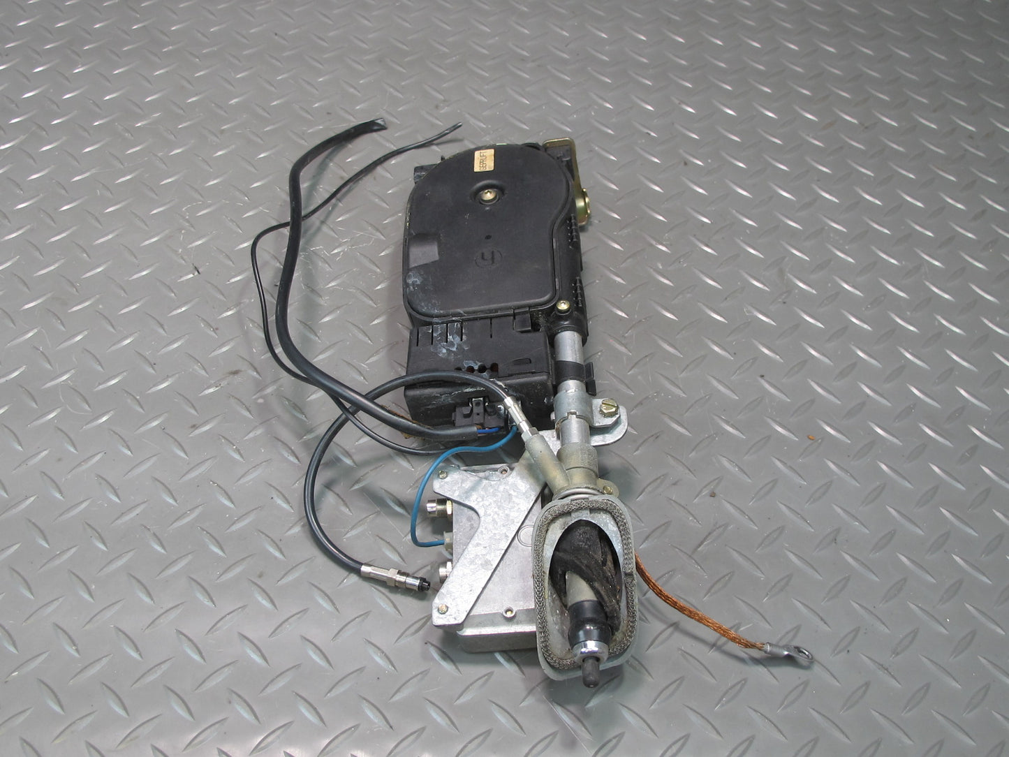 93-95 Mercedes W124 300D Chassis Power Antenna 2028202075 OEM