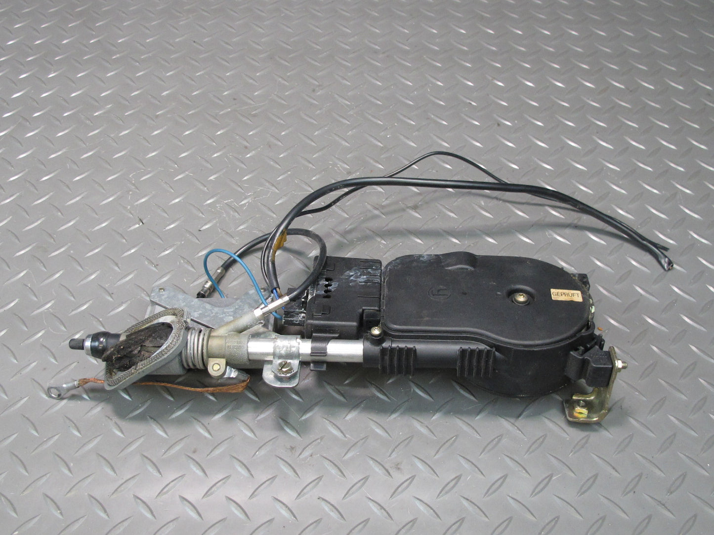 93-95 Mercedes W124 300D Chassis Power Antenna 2028202075 OEM