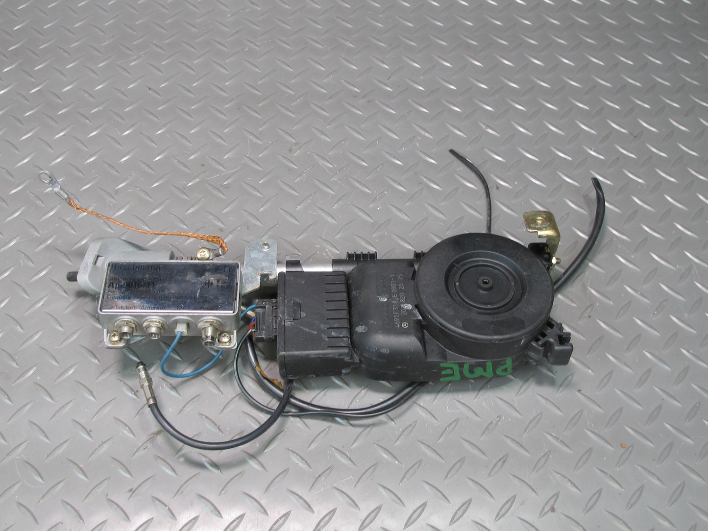 93-95 Mercedes W124 300D Chassis Power Antenna 2028202075 OEM