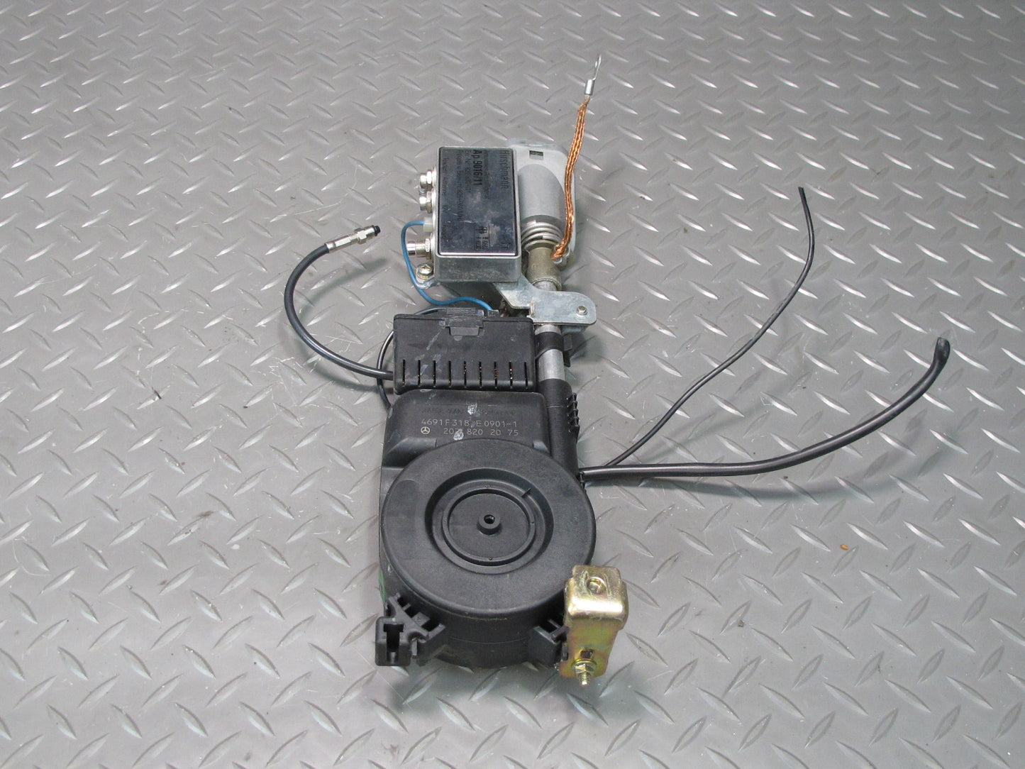 93-95 Mercedes W124 300D Chassis Power Antenna 2028202075 OEM