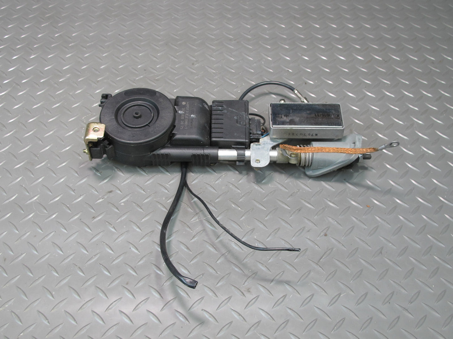 93-95 Mercedes W124 300D Chassis Power Antenna 2028202075 OEM