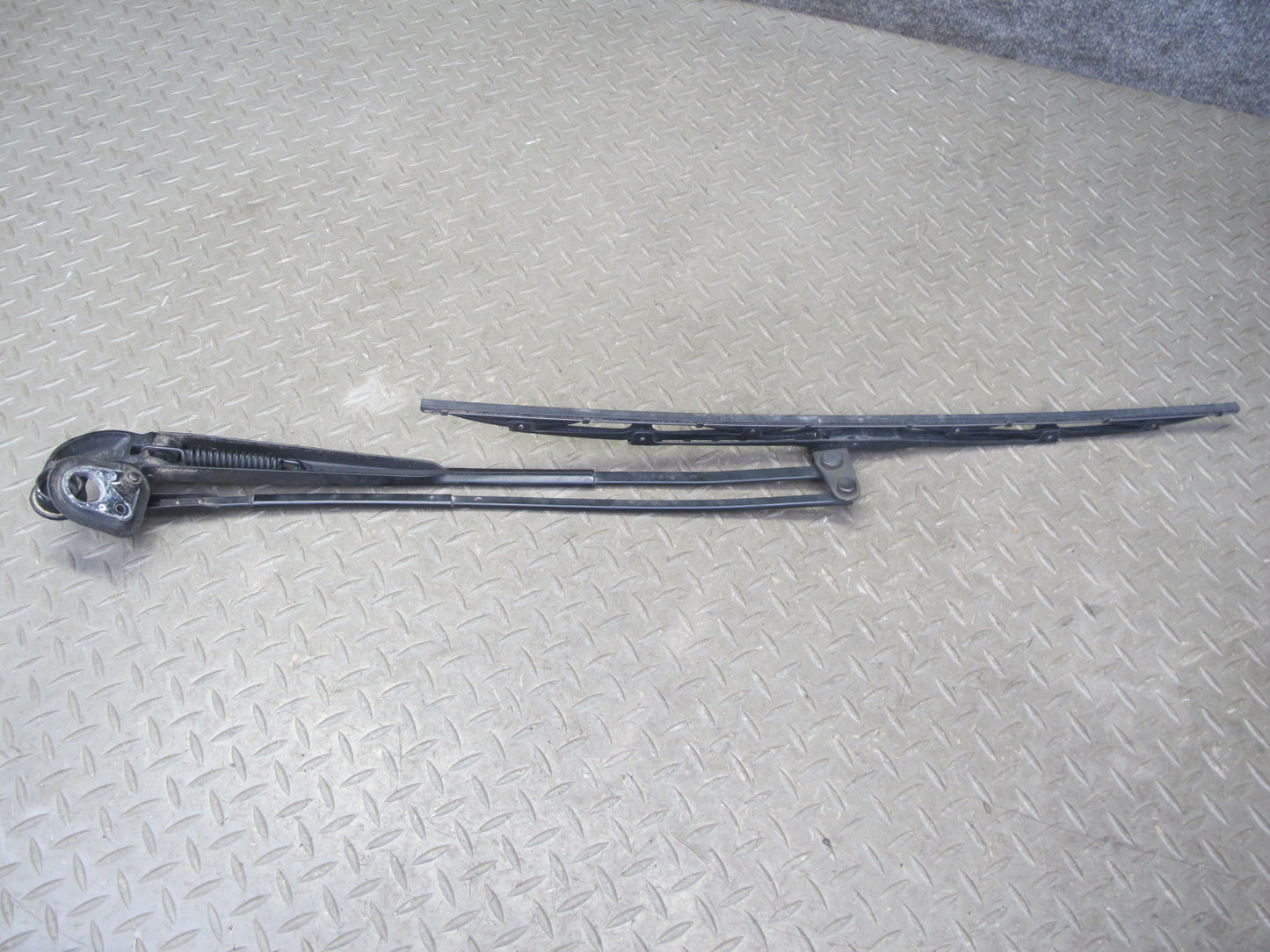 01-06 Lexus UCF30L LS430 Set of 2 Front Left & Right Wiper Arm OEM