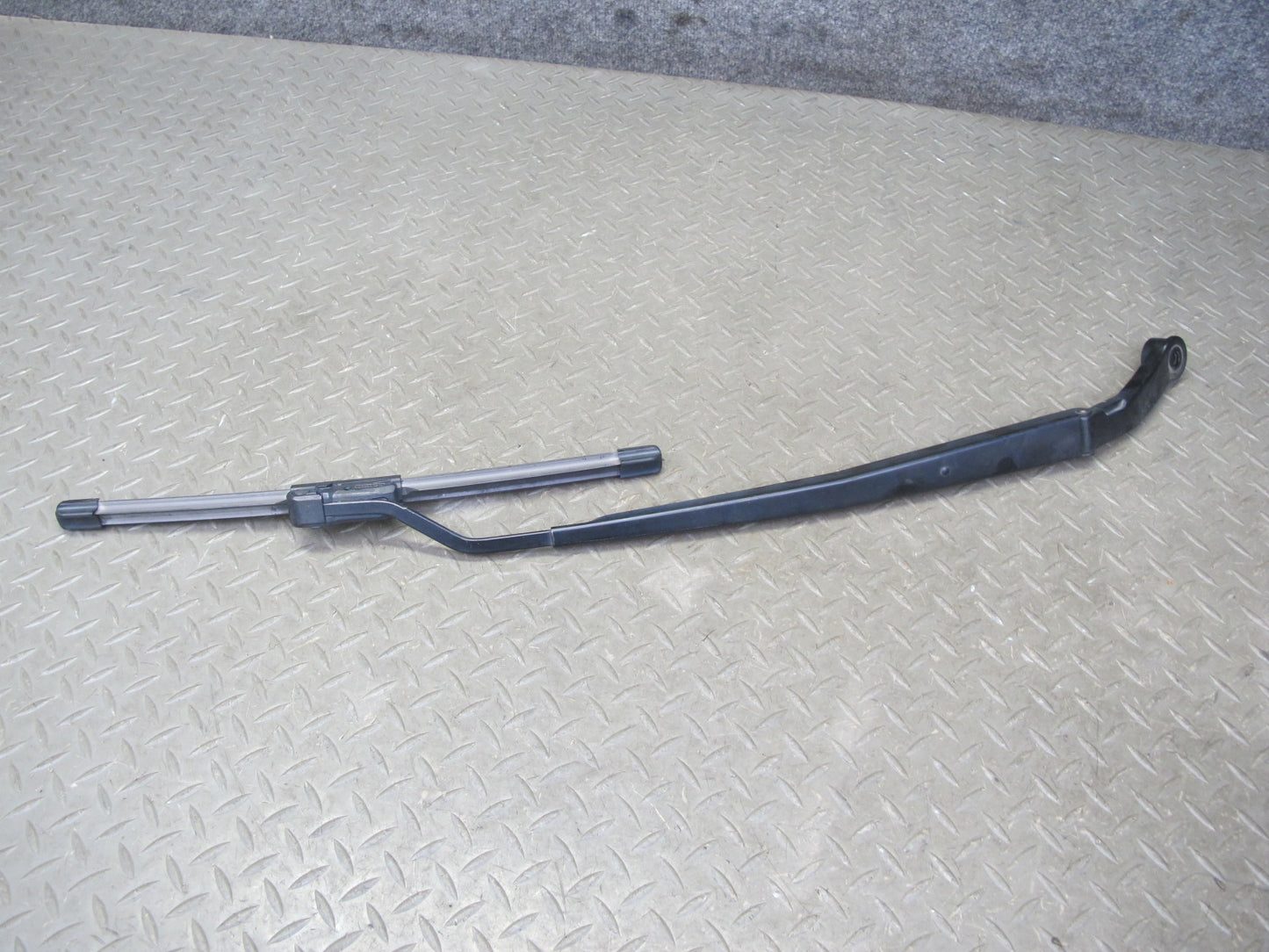 01-06 Lexus UCF30L LS430 Set of 2 Front Left & Right Wiper Arm OEM