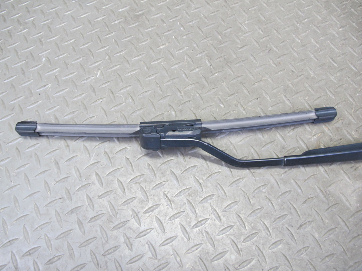 01-06 Lexus UCF30L LS430 Set of 2 Front Left & Right Wiper Arm OEM