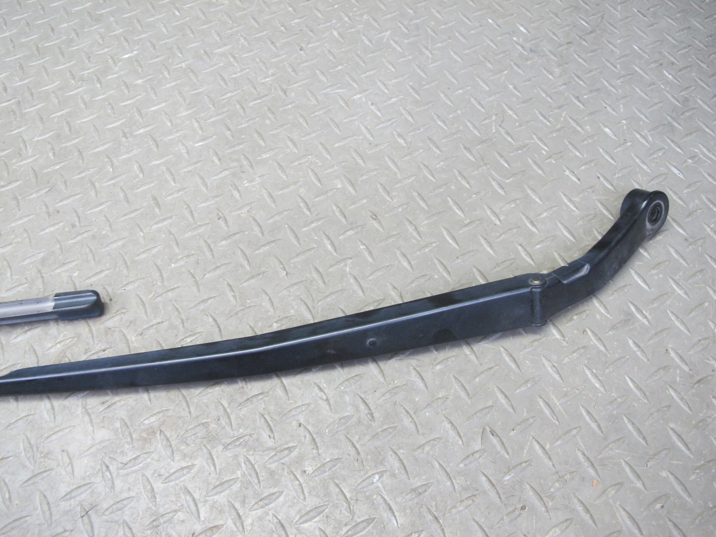 01-06 Lexus UCF30L LS430 Set of 2 Front Left & Right Wiper Arm OEM