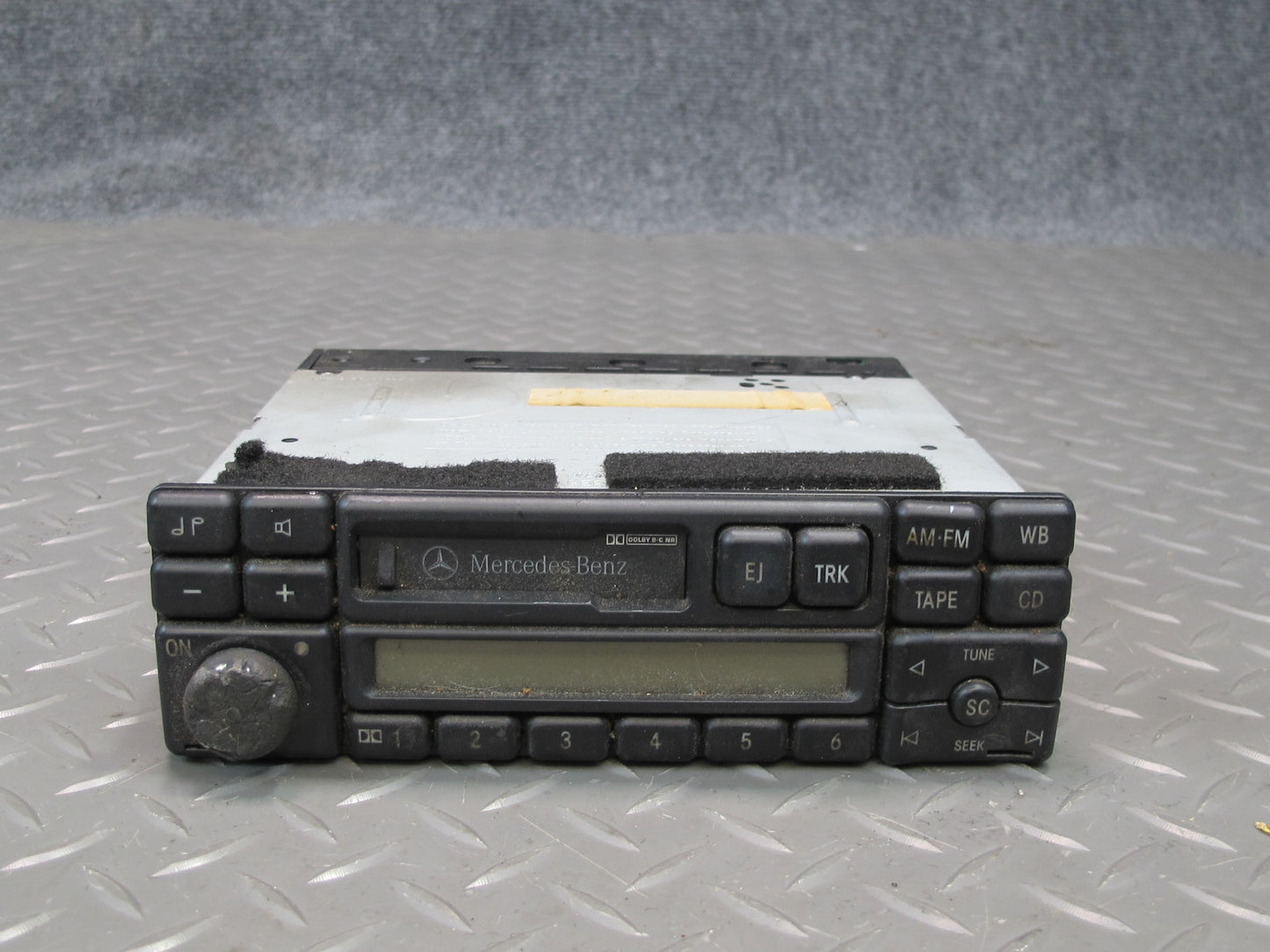 94-95 Mercedes W124 300D Radio AM FM Cassette Player 0038203686 OEM