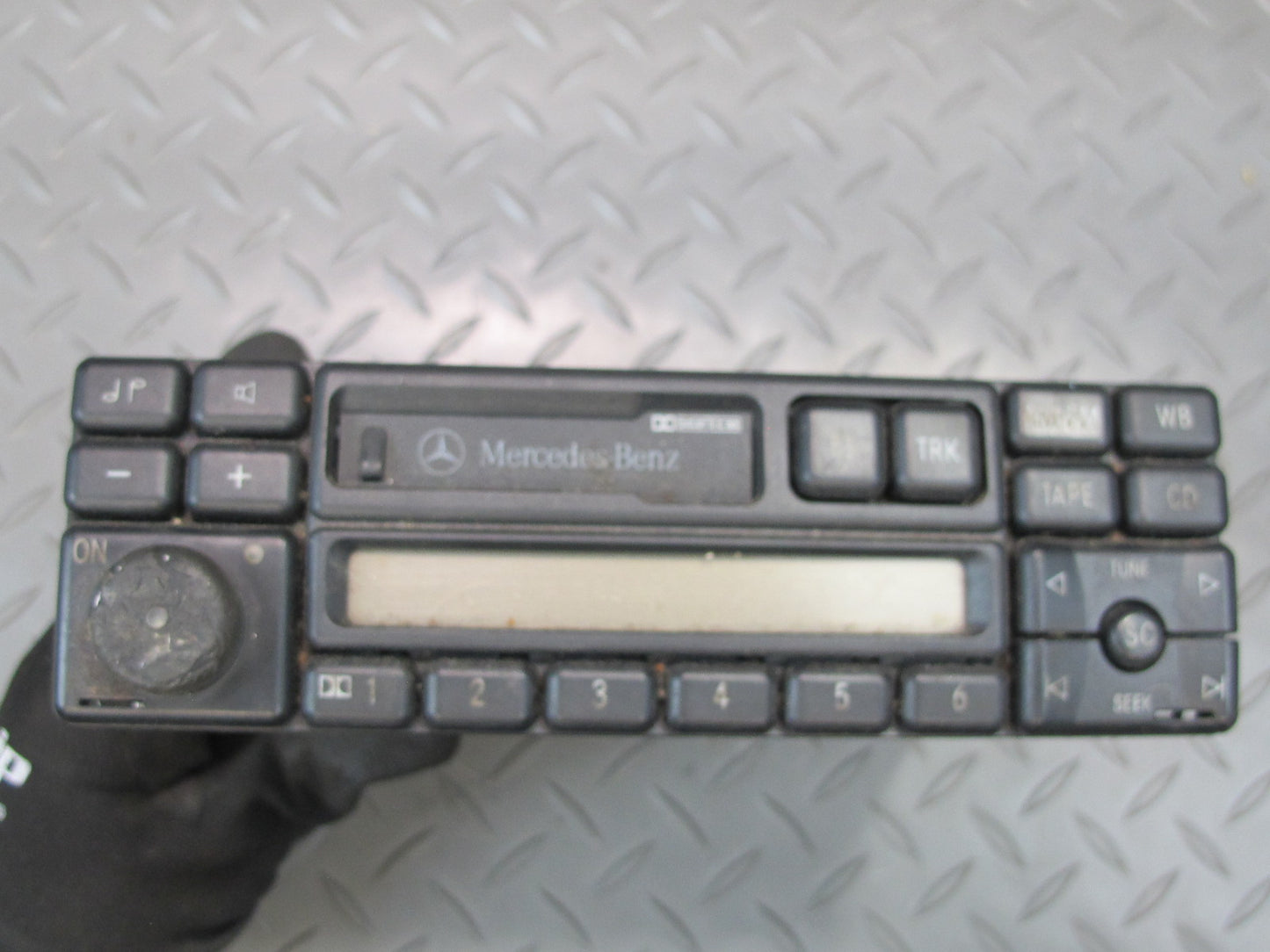 94-95 Mercedes W124 300D Radio AM FM Cassette Player 0038203686 OEM
