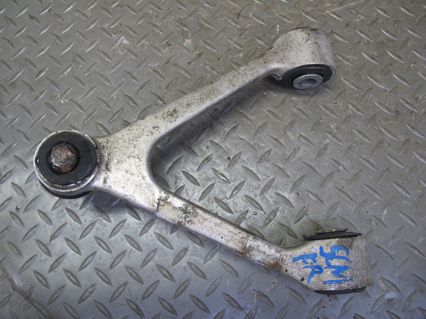 92-00 Lexus UZZ30L SC300 SC400 Set of 2 Front Left & Right Upper Control Arm OEM