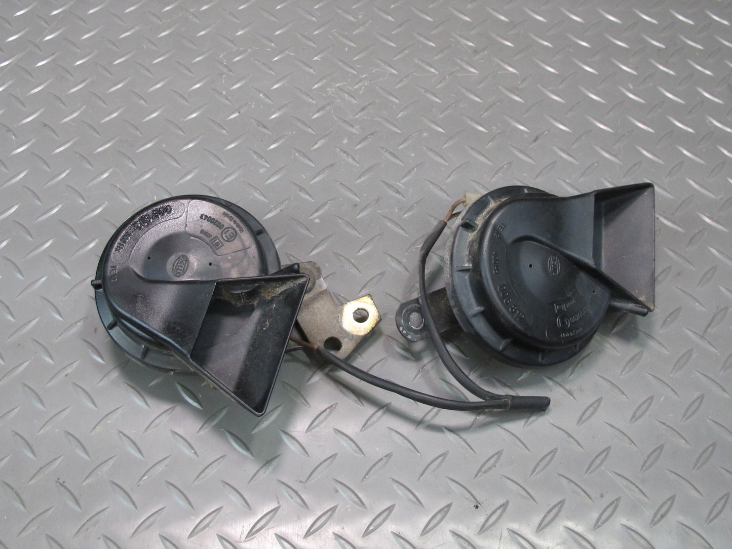 93-95 Mercedes W124 300D Set of 2 High & Low Tone Note Pitch Horn Signal OEM