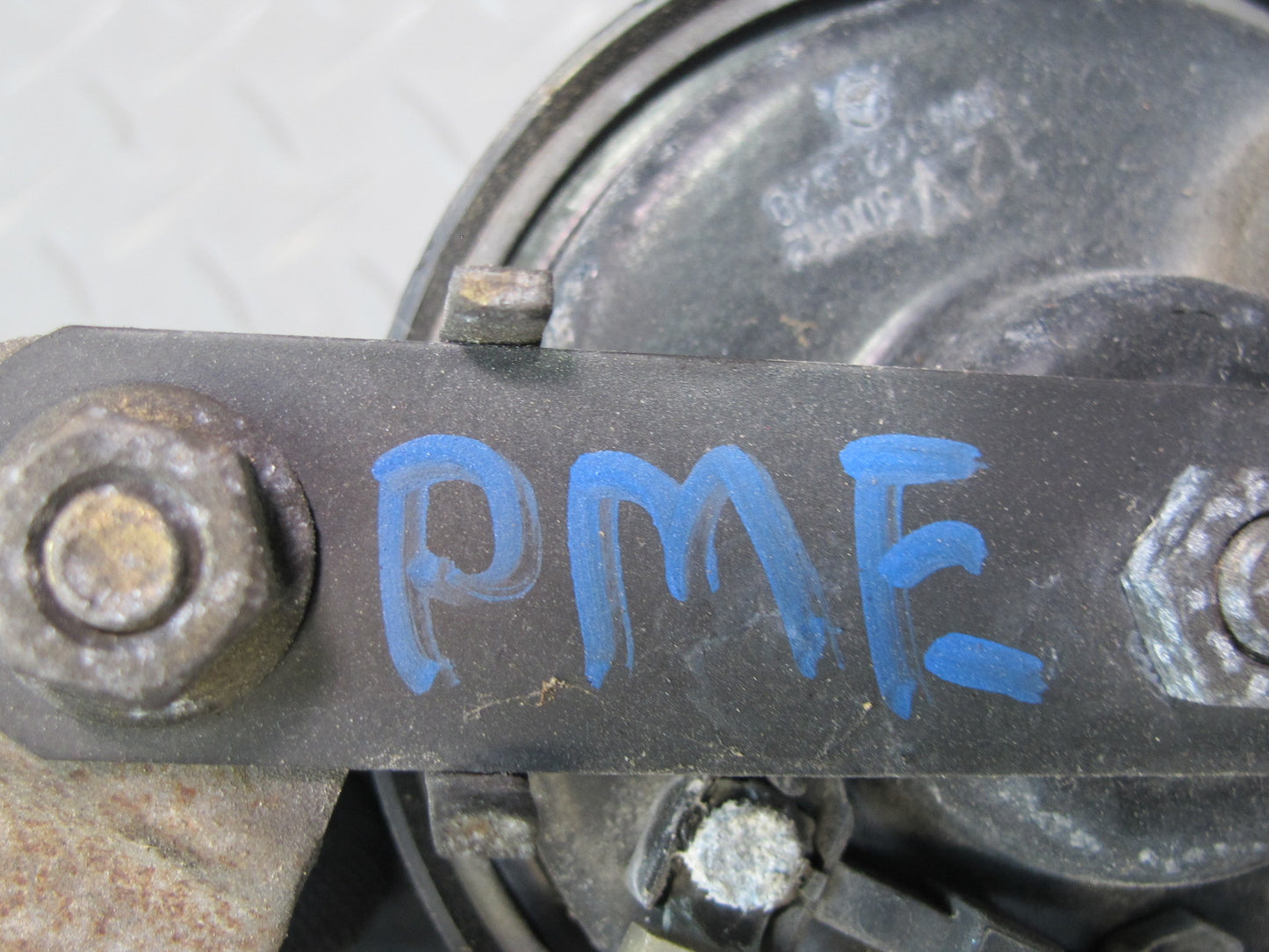 93-95 Mercedes W124 300D Set of 2 High & Low Tone Note Pitch Horn Signal OEM