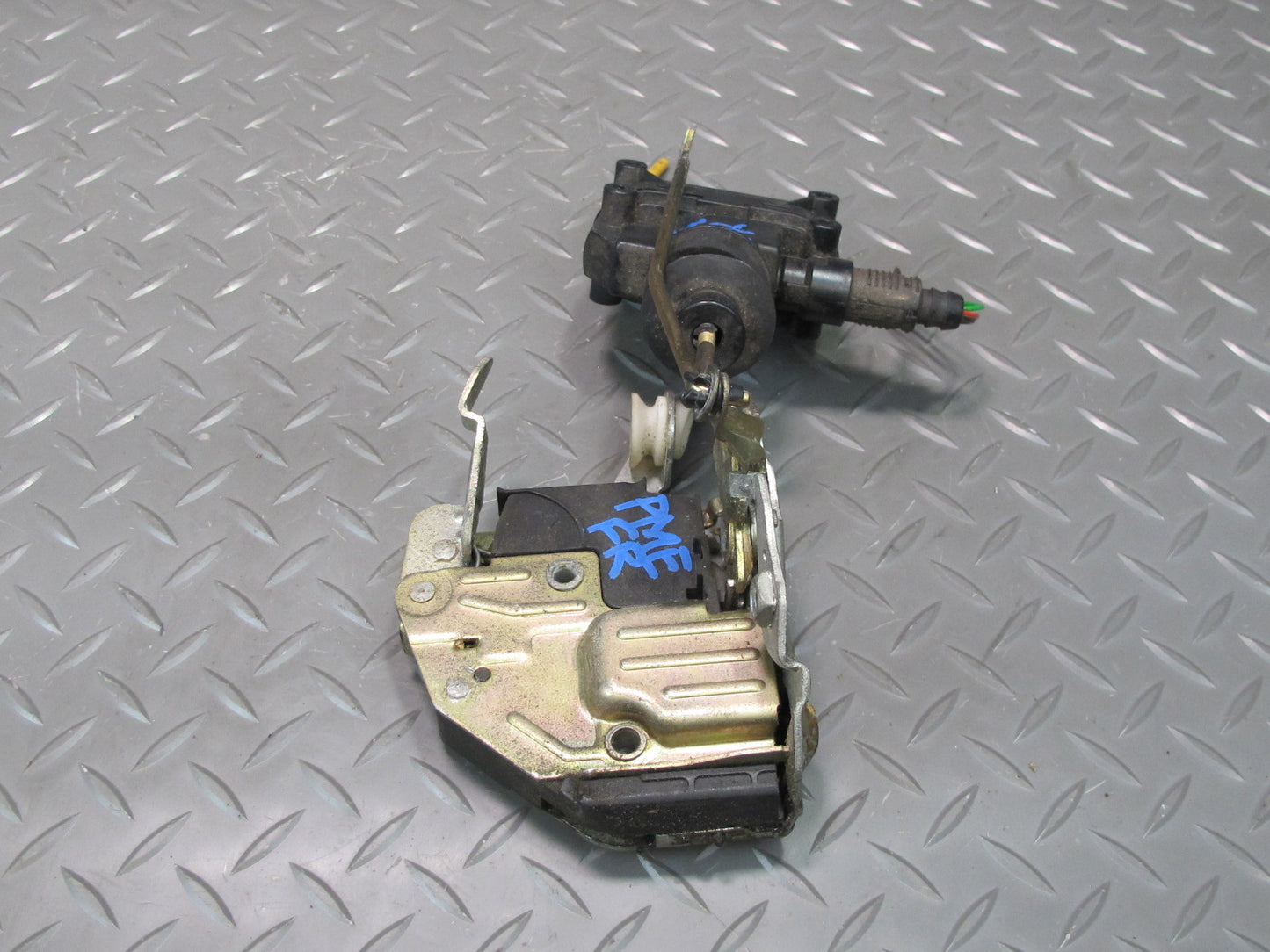 87-95 Mercedes W124 300D Front Right Door Lock Latch w Vacuum Actuator OEM