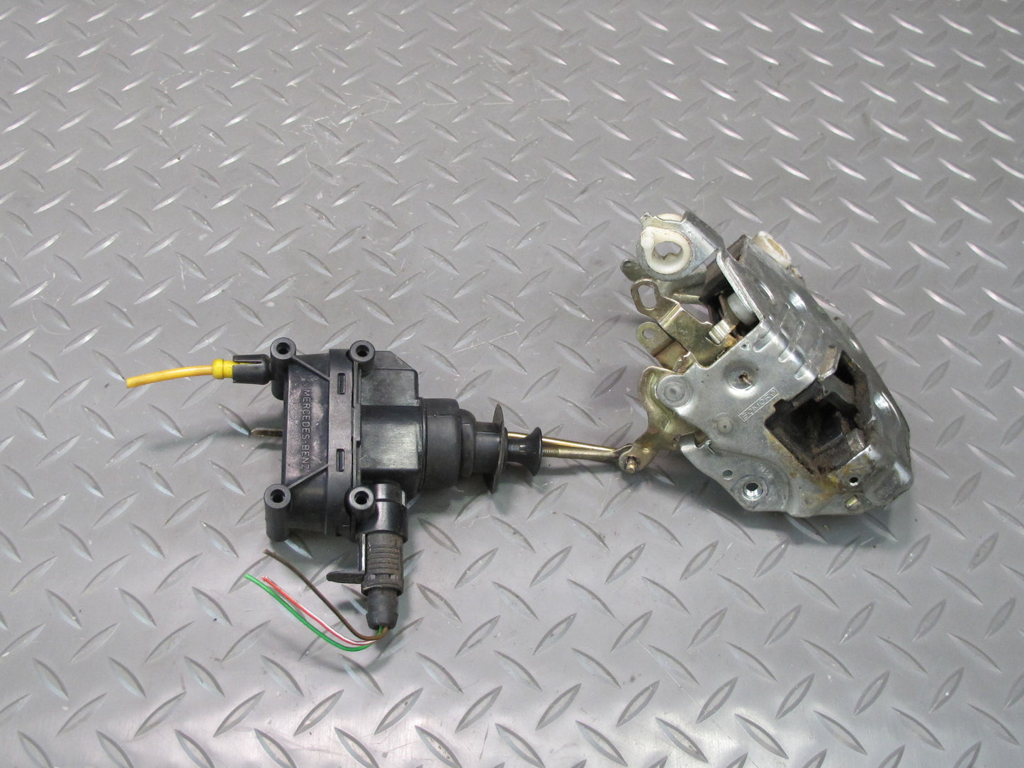 87-95 Mercedes W124 300D Front Right Door Lock Latch w Vacuum Actuator OEM
