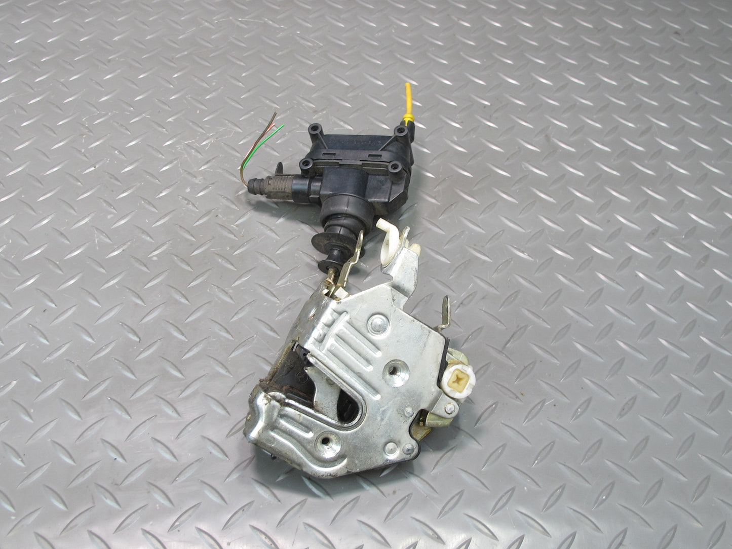 87-95 Mercedes W124 300D Front Right Door Lock Latch w Vacuum Actuator OEM