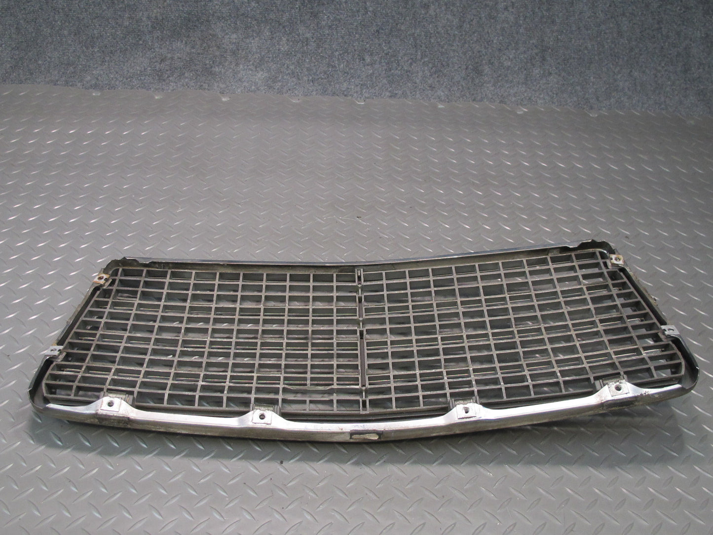 94-95 Mercedes W124 300D Front Hood Grille Chrome OEM