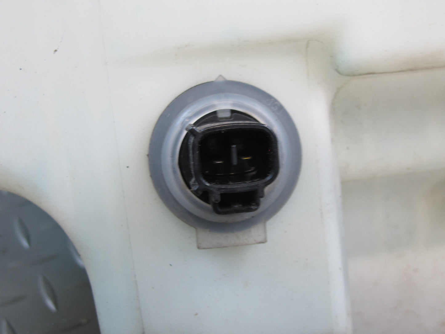 01-06 Lexus UCF30L LS430 Windshield Washer Reservoir Bottle Tank w Pump OEM