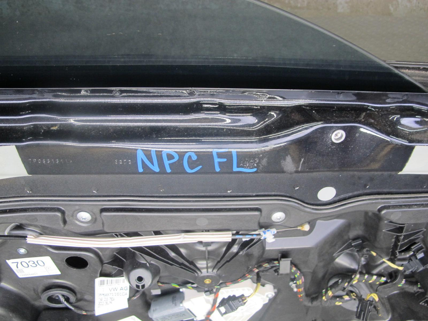 2011-2018 Porsche Cayenne 958 Front Left Side Door Shell Panel W/ Glass Black