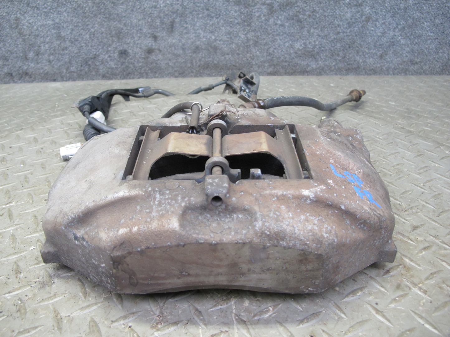 01-06 Lexus UCF30L LS430 Set of 2 Front Left & Right Sumitomo Brake Caliper OEM