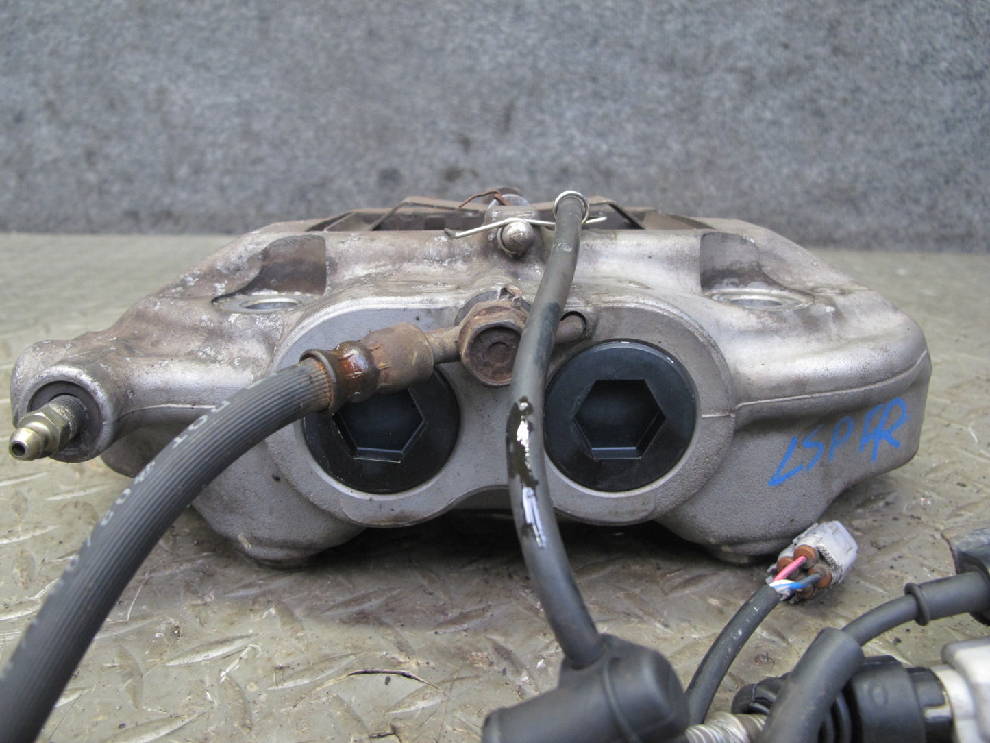 01-06 Lexus UCF30L LS430 Set of 2 Front Left & Right Sumitomo Brake Caliper OEM