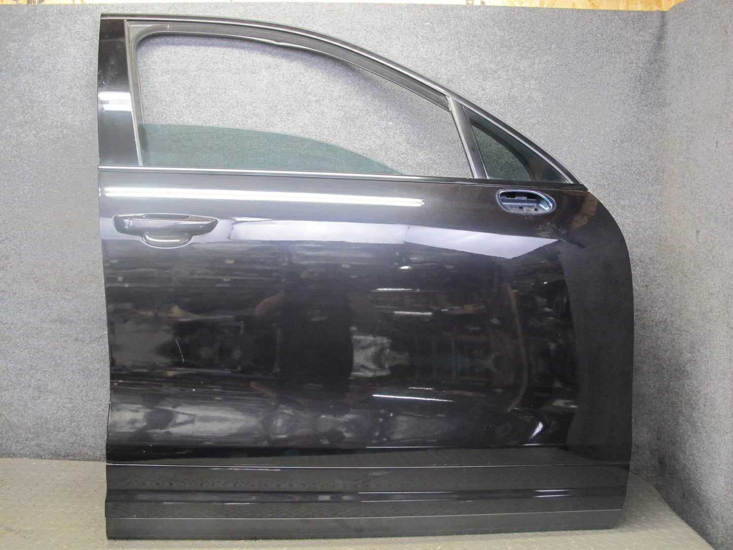 2011-2018 Porsche Cayenne 958 Front Right Side Door Shell Panel W/ Glass Black
