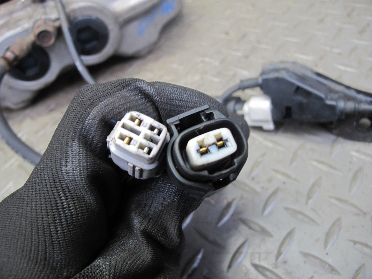 01-06 Lexus UCF30L LS430 Set of 2 Front Left & Right Sumitomo Brake Caliper OEM