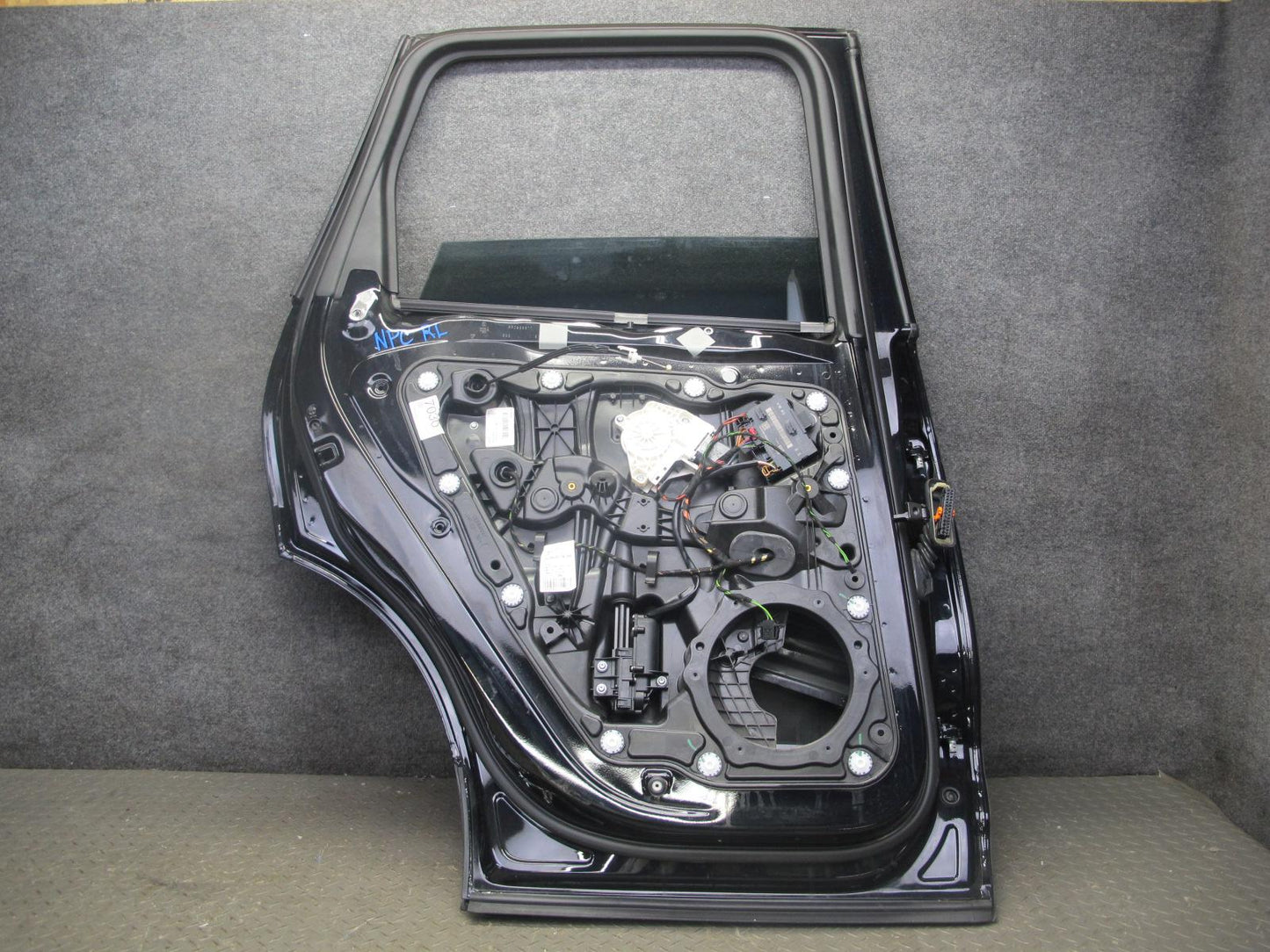 2011-2018 Porsche Cayenne 958 Rear Left Side Door Shell Panel W/ Glass Black