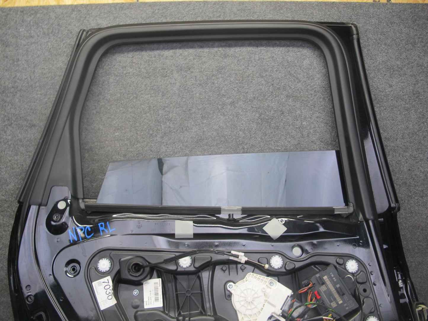 2011-2018 Porsche Cayenne 958 Rear Left Side Door Shell Panel W/ Glass Black