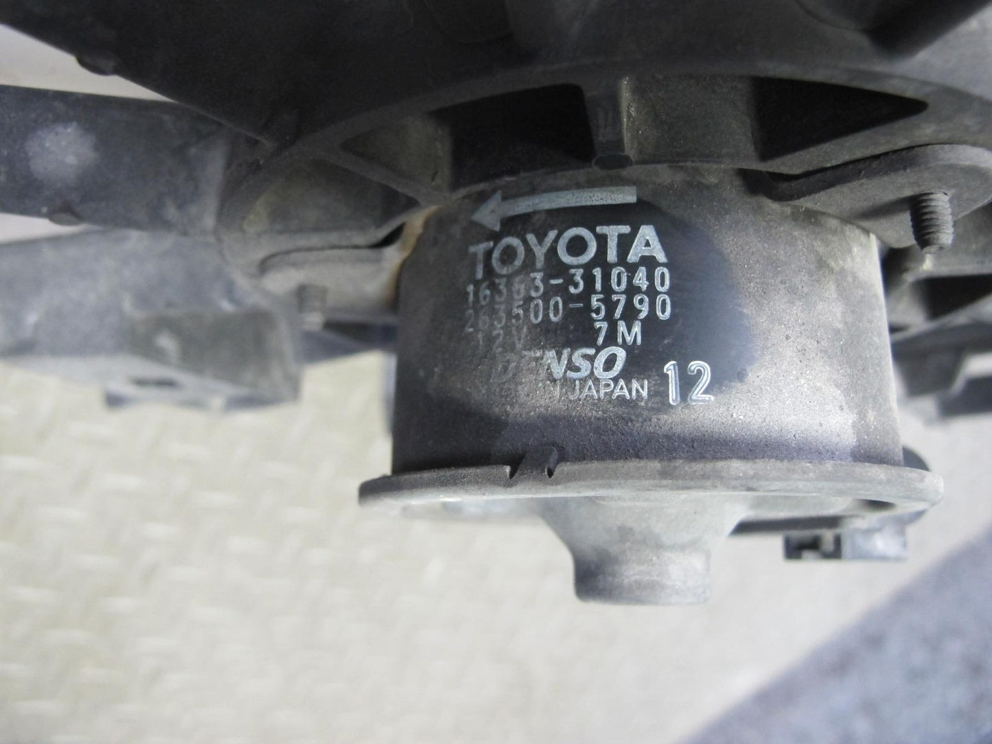 01-05 Lexus JCE10L IS300 Engine Radiator Cooling Fan Motor Shroud OEM