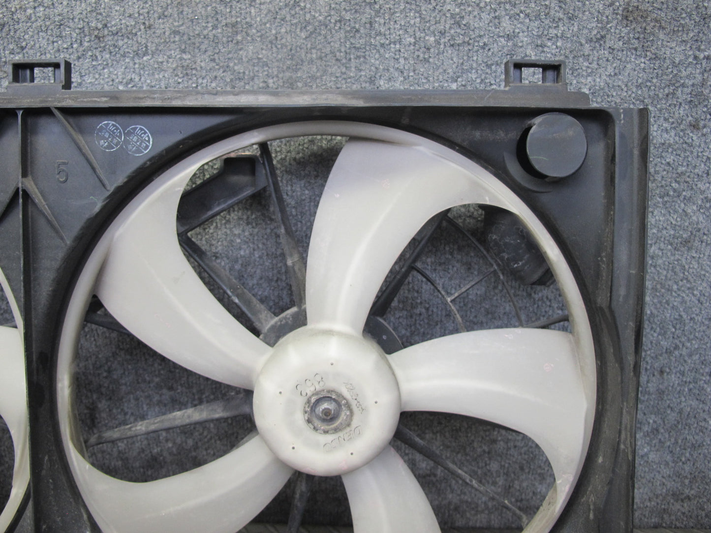 01-05 Lexus JCE10L IS300 Engine Radiator Cooling Fan Motor Shroud OEM