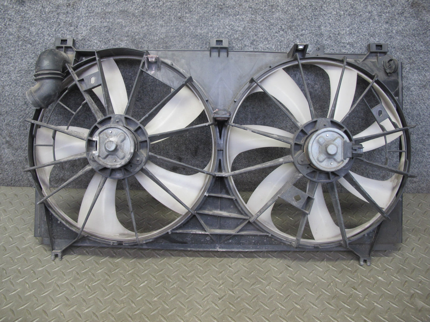 01-05 Lexus JCE10L IS300 Engine Radiator Cooling Fan Motor Shroud OEM