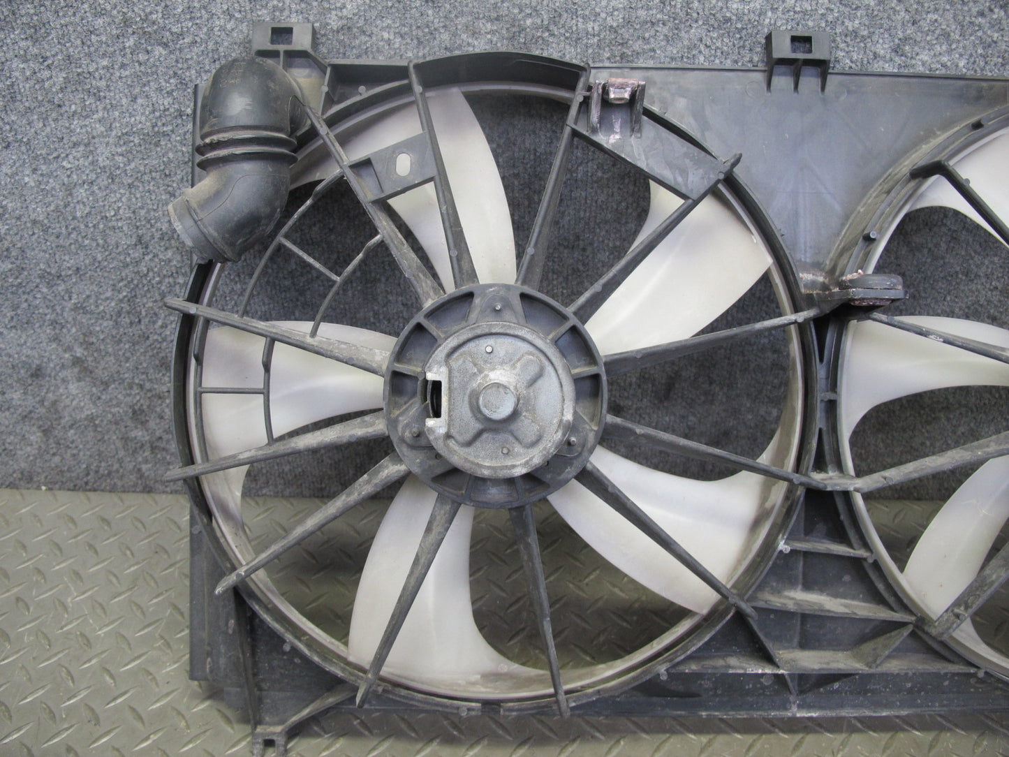 01-05 Lexus JCE10L IS300 Engine Radiator Cooling Fan Motor Shroud OEM
