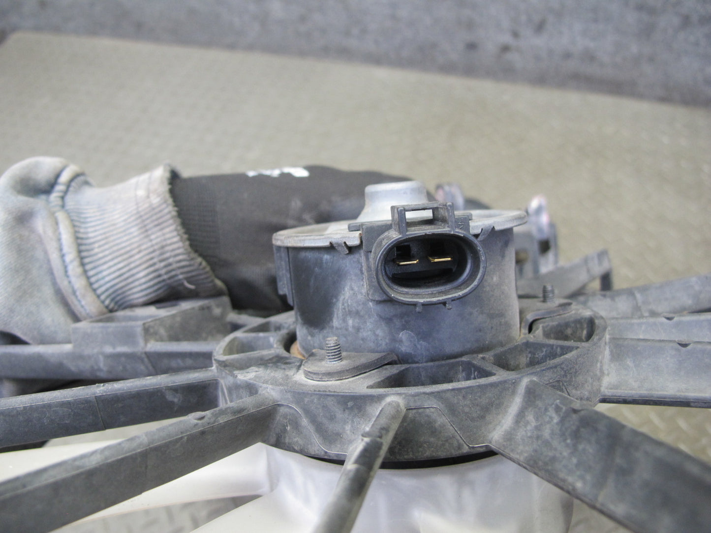 01-05 Lexus JCE10L IS300 Engine Radiator Cooling Fan Motor Shroud OEM