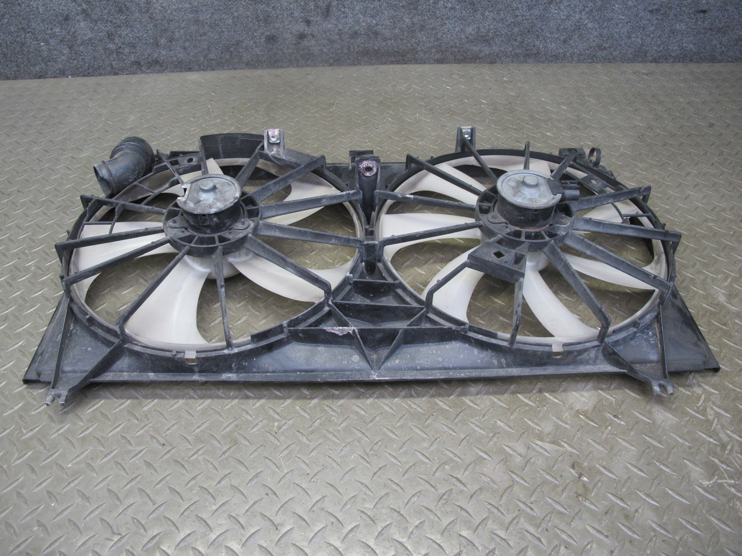 01-05 Lexus JCE10L IS300 Engine Radiator Cooling Fan Motor Shroud OEM