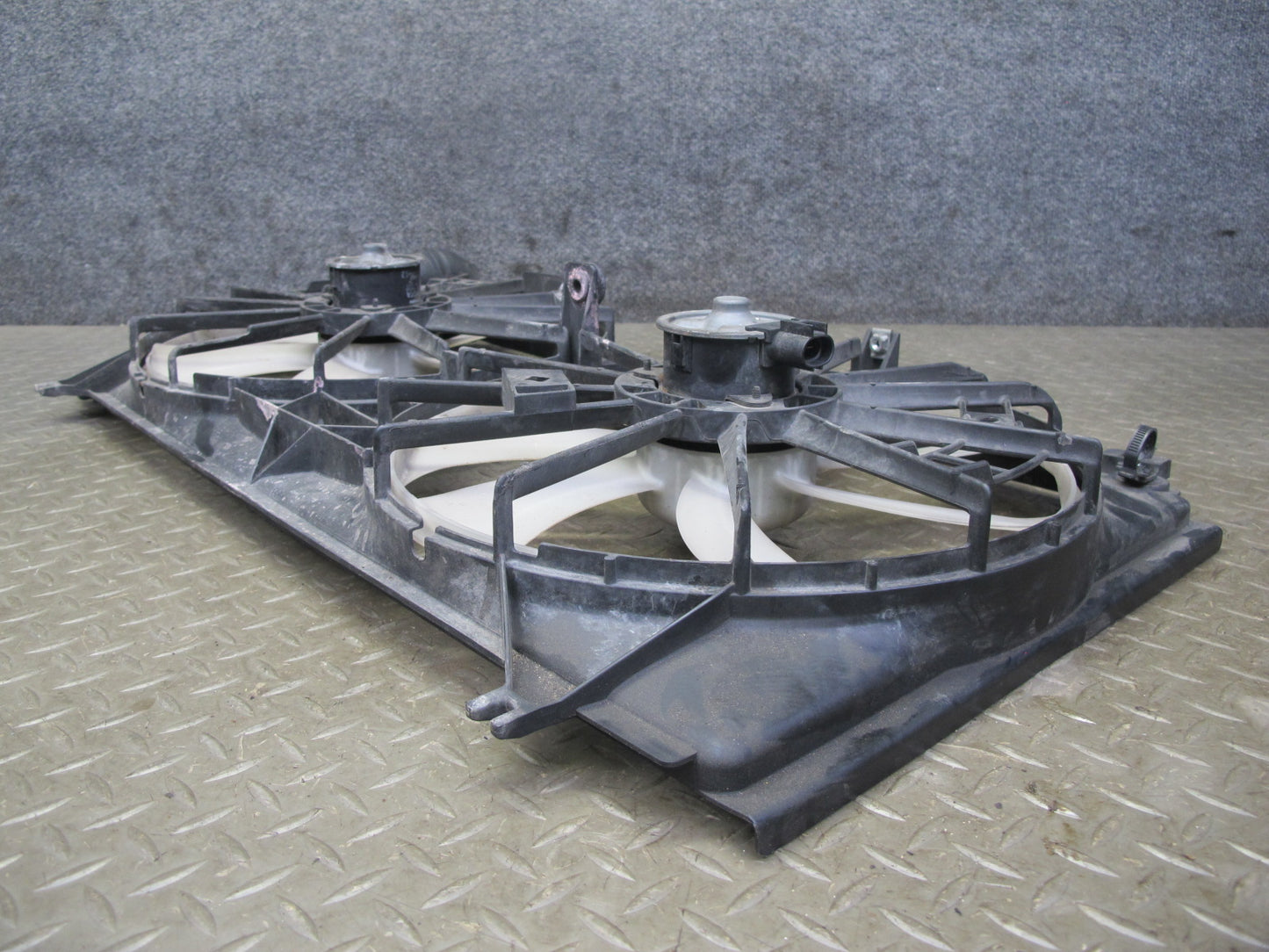 01-05 Lexus JCE10L IS300 Engine Radiator Cooling Fan Motor Shroud OEM