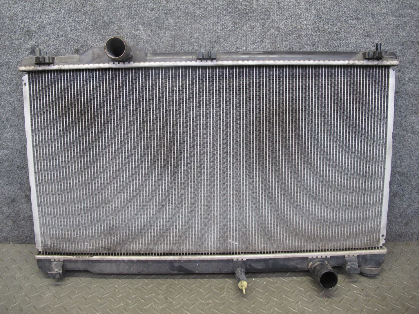 01-05 Lexus JCE10L IS300 Engine Cooling Radiator 422133-5611 OEM