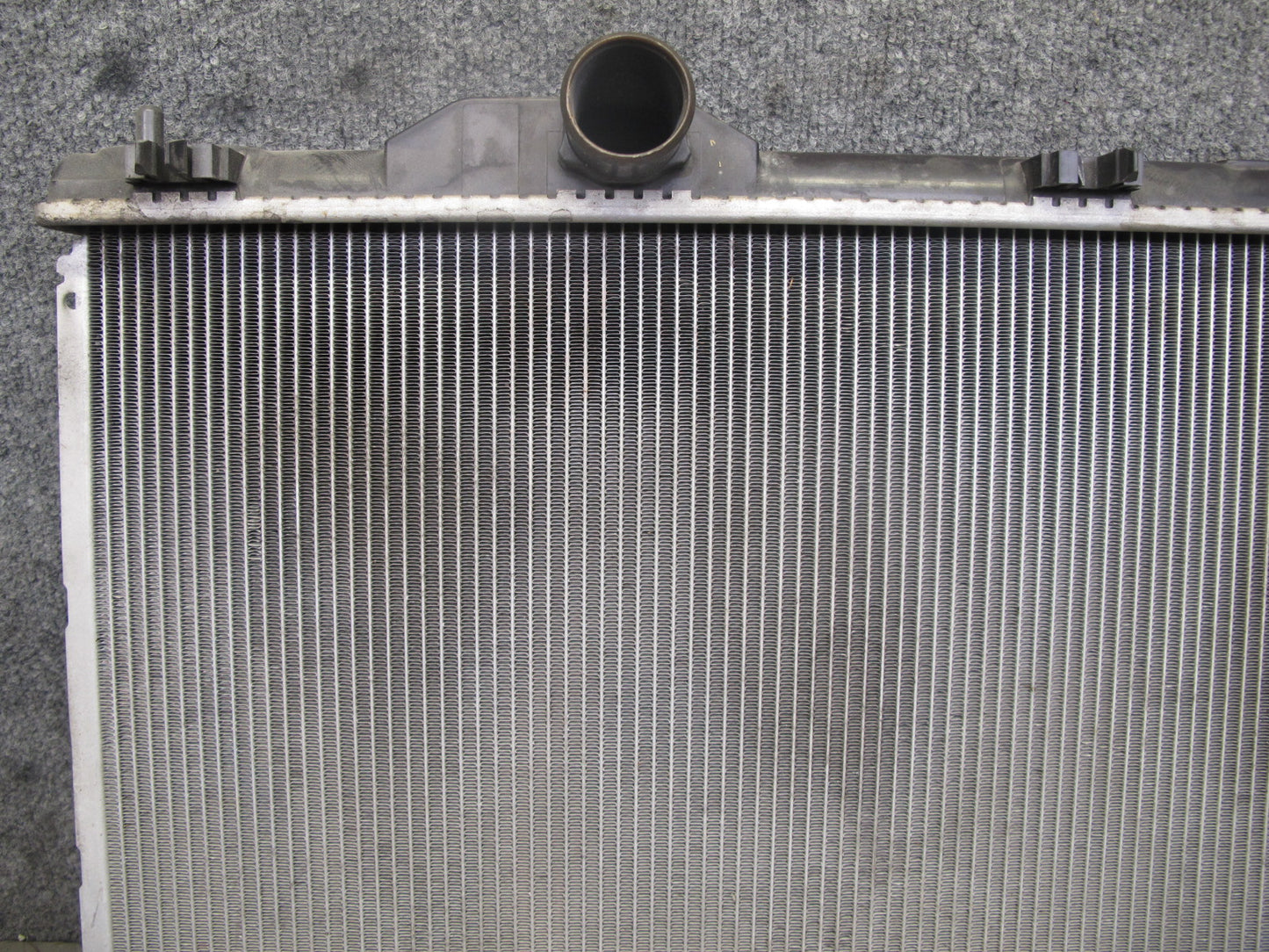 01-05 Lexus JCE10L IS300 Engine Cooling Radiator 422133-5611 OEM