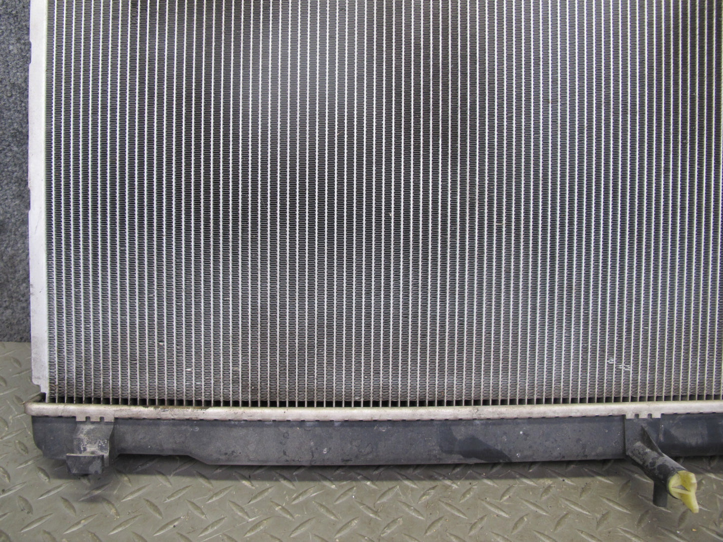 01-05 Lexus JCE10L IS300 Engine Cooling Radiator 422133-5611 OEM