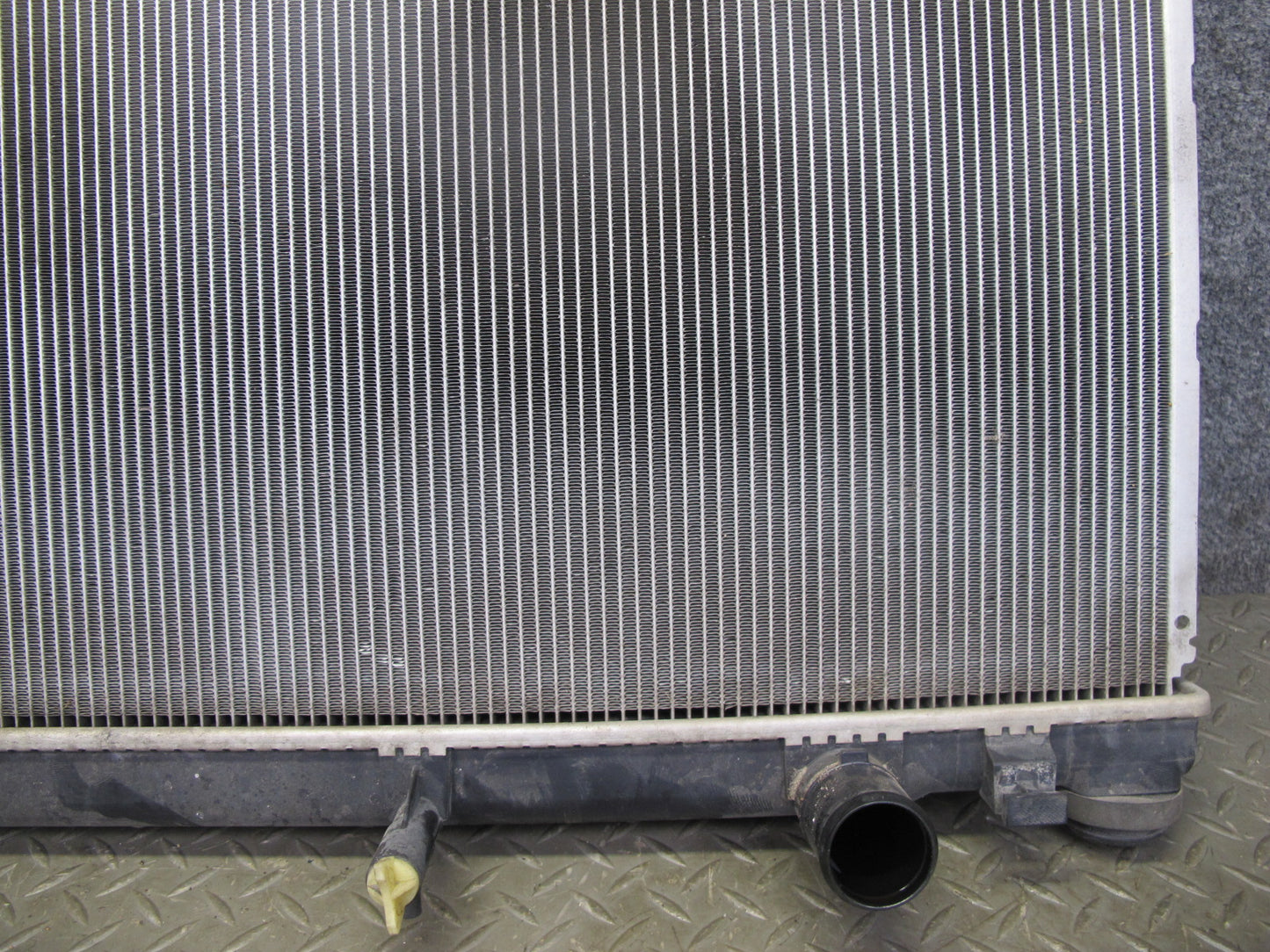 01-05 Lexus JCE10L IS300 Engine Cooling Radiator 422133-5611 OEM