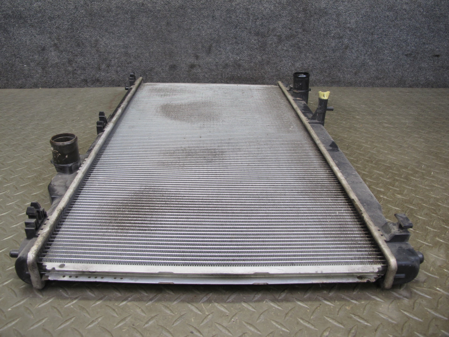 01-05 Lexus JCE10L IS300 Engine Cooling Radiator 422133-5611 OEM