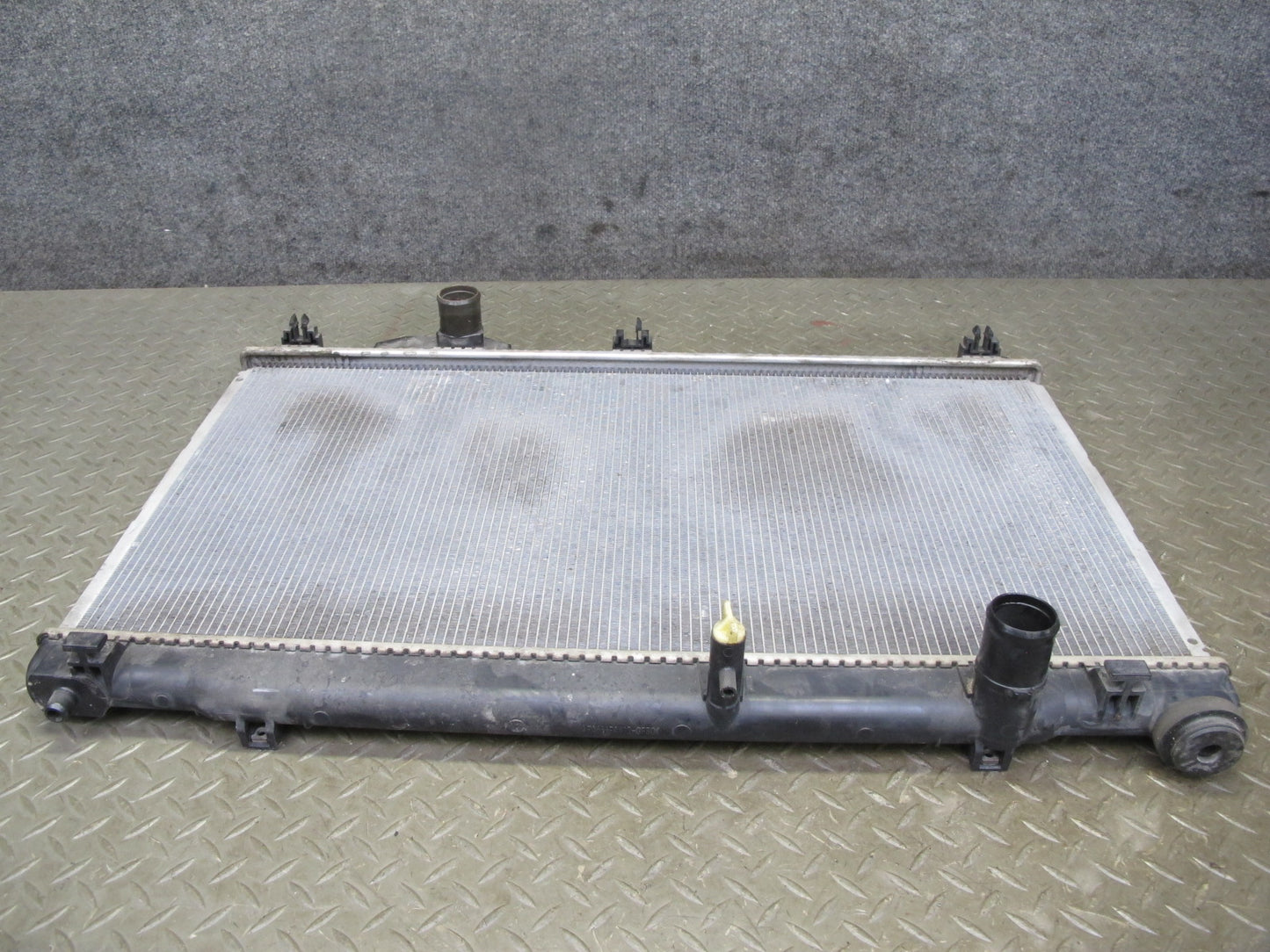 01-05 Lexus JCE10L IS300 Engine Cooling Radiator 422133-5611 OEM