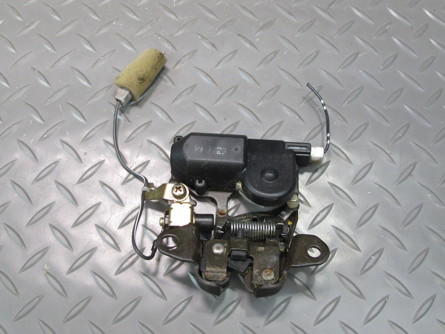 92-00 Lexus UZZ30L SC300 SC400 Rear Trunk Lid Lock Latch Actuator OEM