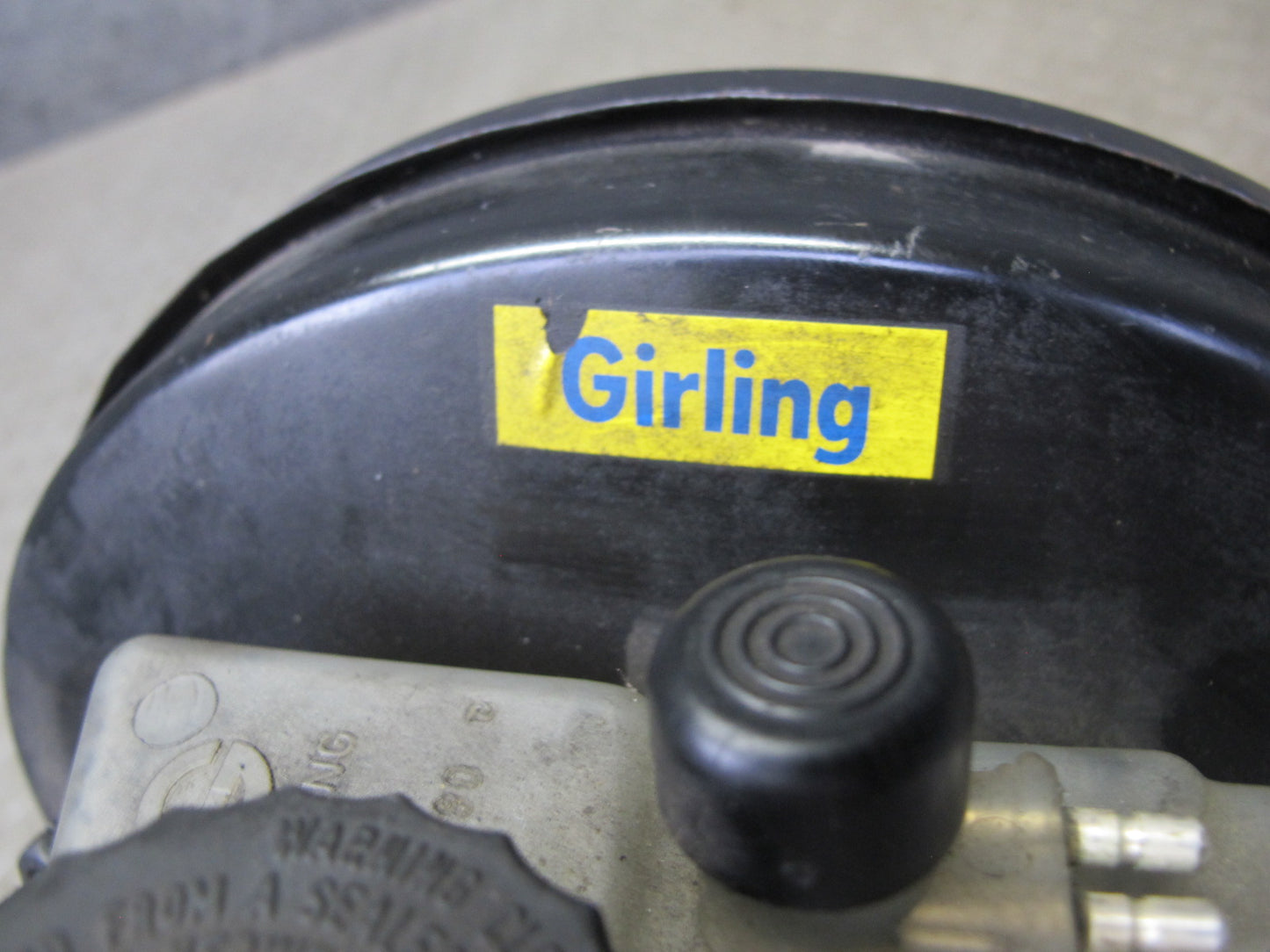 82-85 Mercedes W123 300D Brake Master Cylinder Booster Fluid Reseervoir Tank OEM