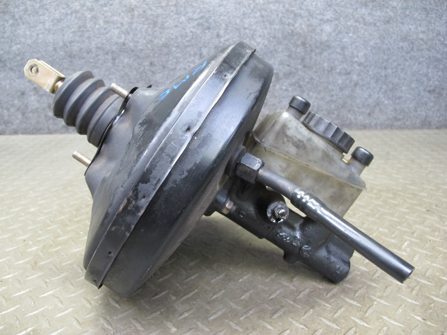 82-85 Mercedes W123 300D Brake Master Cylinder Booster Fluid Reseervoir Tank OEM