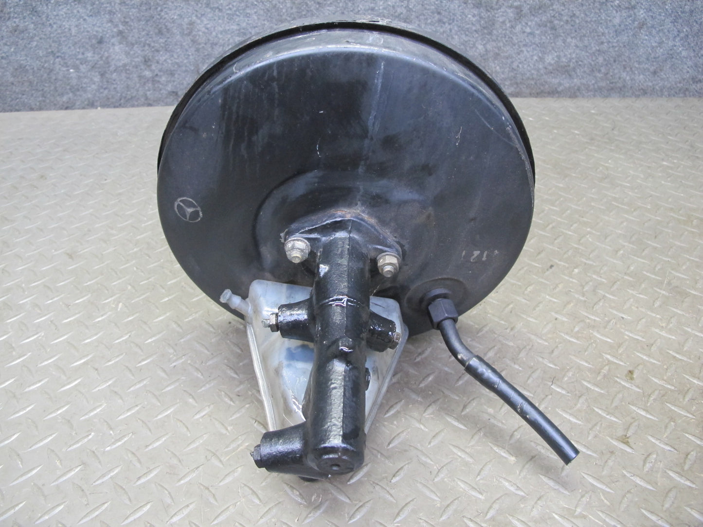 82-85 Mercedes W123 300D Brake Master Cylinder Booster Fluid Reseervoir Tank OEM