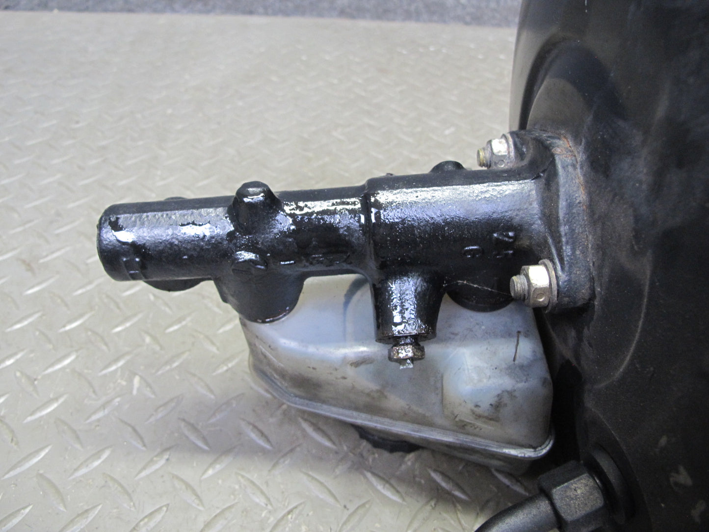 82-85 Mercedes W123 300D Brake Master Cylinder Booster Fluid Reseervoir Tank OEM