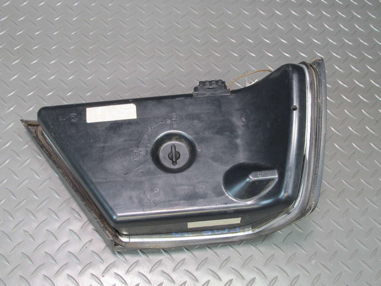 94-95 Mercedes W124 300D Sedan Set of 2 Rear Left & Right Tail Light Lamp OEM