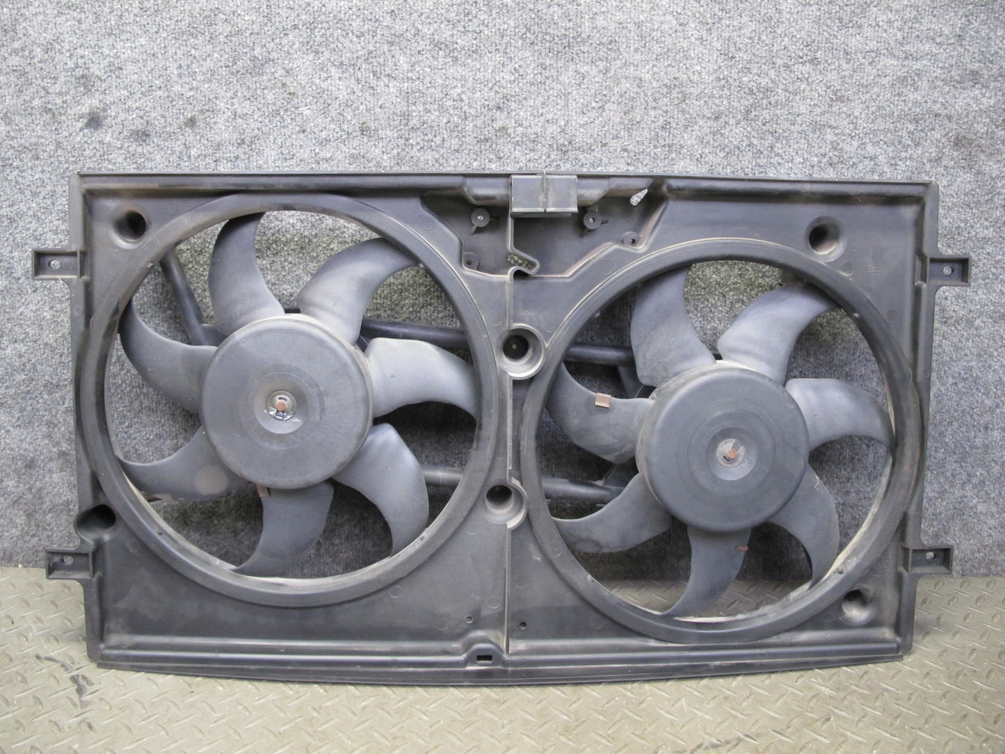 99-03 VW Eurovan T4 2.8L Engine Radiator Cooling Fan Motor Shroud 7D0121207 OEM