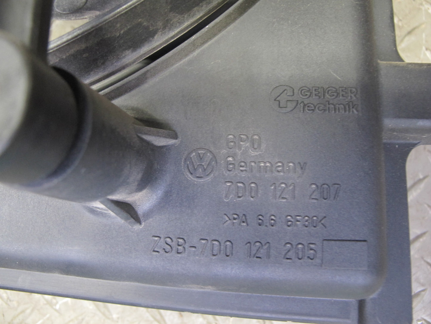 99-03 VW Eurovan T4 2.8L Engine Radiator Cooling Fan Motor Shroud 7D0121207 OEM