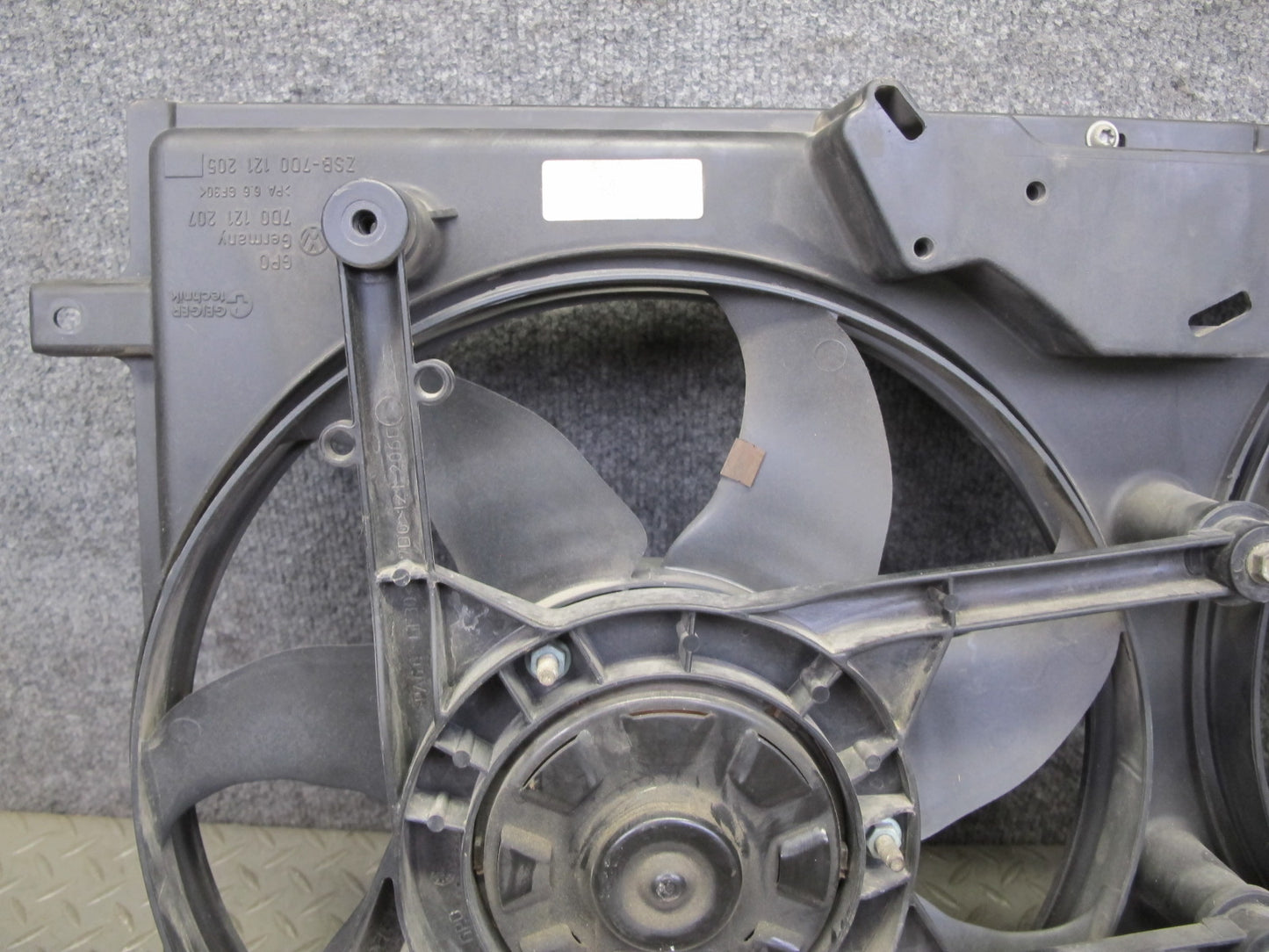 99-03 VW Eurovan T4 2.8L Engine Radiator Cooling Fan Motor Shroud 7D0121207 OEM