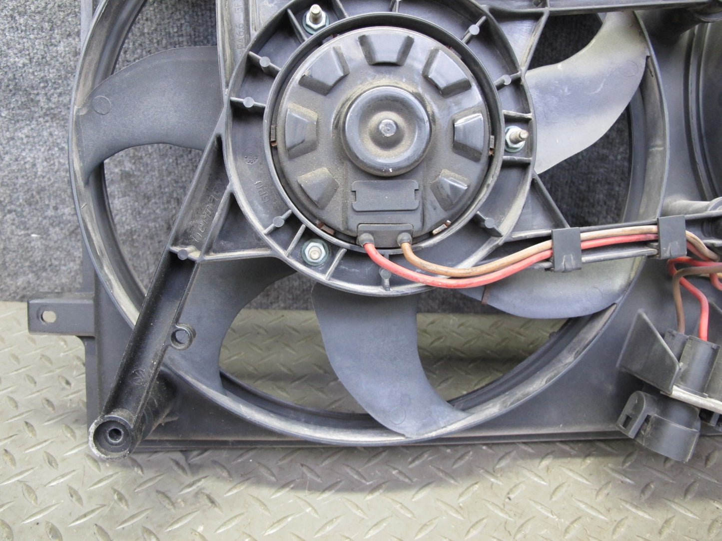 99-03 VW Eurovan T4 2.8L Engine Radiator Cooling Fan Motor Shroud 7D0121207 OEM