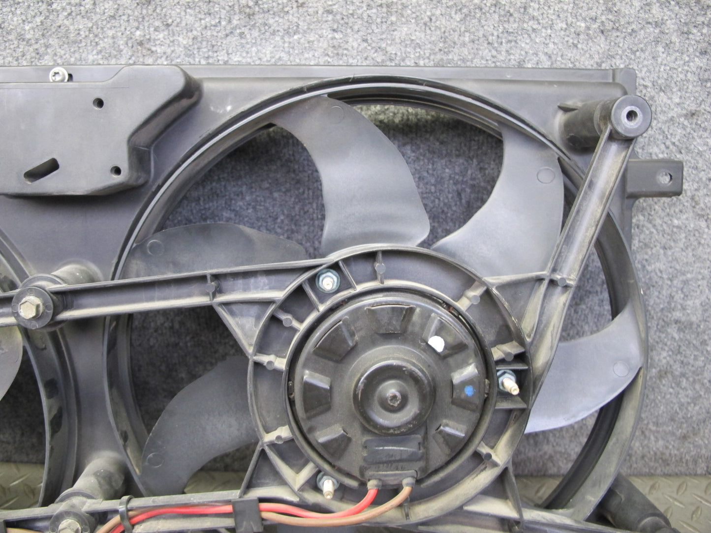 99-03 VW Eurovan T4 2.8L Engine Radiator Cooling Fan Motor Shroud 7D0121207 OEM